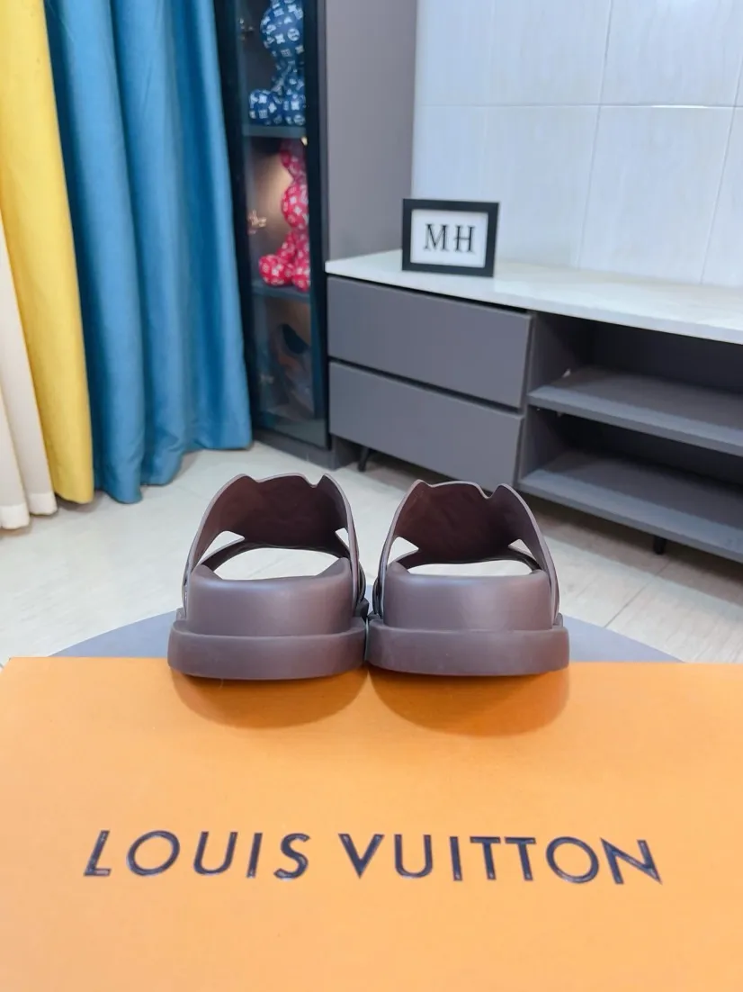 Men's shoes 💰360🌹🌹 (lv-Louis Vuitton) new men's sandals, high-end boutique, exquisite embossed logo decoration on the upper, fine workmanship, super soft soles, casual, loose and comfortable, a must-have in summer! \nsize：38-44